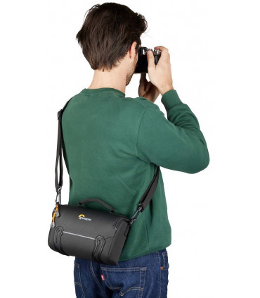 Lowepro kaamerakott Adventura SH 160 III, must