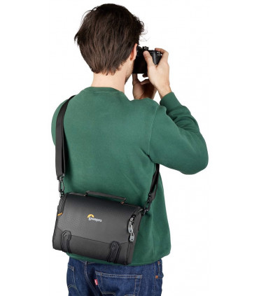 Lowepro kaamerakott Adventura SH 140 III, must